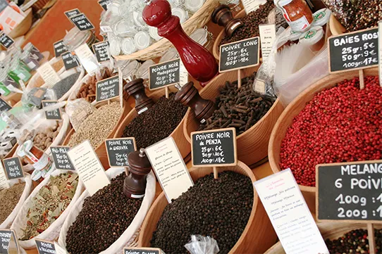 Des épices asiatiques à la vente sur un marché