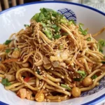 Un plat de nouilles chinoises au poulet, façon Sichuan
