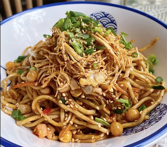 Un plat de nouilles chinoises au poulet, façon Sichuan