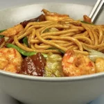 Plat de nouilles chinoises aux crevettes