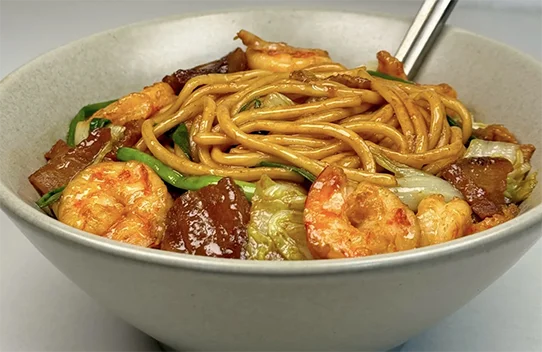Plat de nouilles chinoises aux crevettes