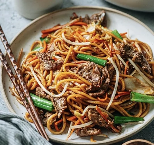 Plat de nouilles chinoises au boeuf